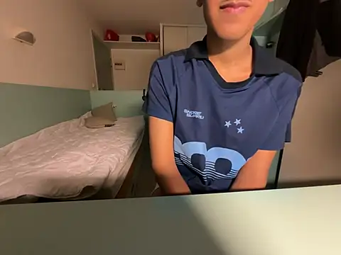 Snapshot of Rebeu_77 chatting on July 9, 10:25 pm Rebeu 77 online show from July 9, 10:25 pm