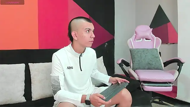 Snapshot of Rowan_Cley chatting on July 9, 11:25 am Rowan Cley online show from July 9, 11:25 am