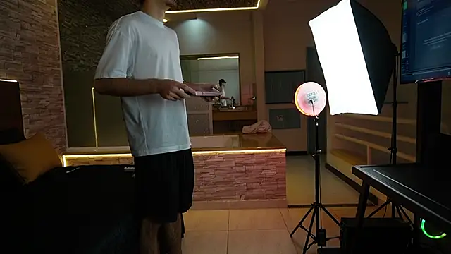 Snapshot of Enzo_Crown chatting on April 13, 8:25 pm Enzo Crown online show from April 13, 8:25 pm