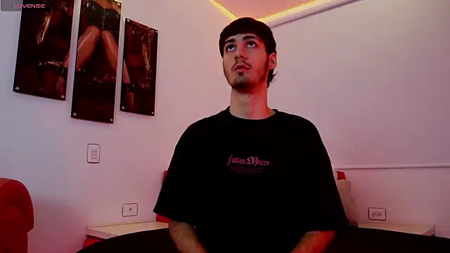 Snapshot of Enzo_Crown chatting on April 14, 7:53 pm Enzo Crown online show from April 14, 7:53 pm