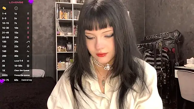 Snapshot of EmilyEmbears chatting on June 1, 6:37 am EmilyEmbears online show from June 1, 6:37 am