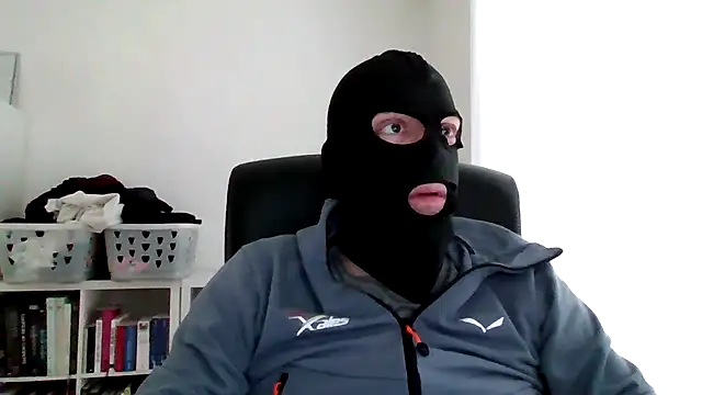 Snapshot of Im_yours_boy chatting on April 1, 12:06 pm Im yours boy online show from April 1, 12:06 pm