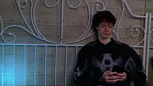 Snapshot of EdwardHogan chatting on April 2, 5:10 pm EdwardHogan online show from April 2, 5:10 pm