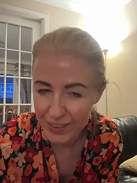 Snapshot of Laylaskyexx chatting on April 10, 5:01 am Laylaskyexx online show from April 10, 5:01 am