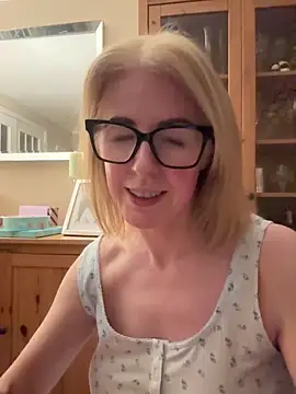 Snapshot of Laylaskyexx chatting on April 16, 9:39 pm Laylaskyexx online show from April 16, 9:39 pm