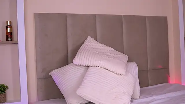 Snapshot of Amoraluxee chatting on May 7, 5:57 am Amoraluxee online show from May 7, 5:57 am