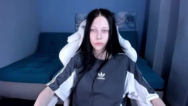 Snapshot of SugarBunny18 chatting on July 18, 5:00 am SugarBunny18 online show from July 18, 5:00 am