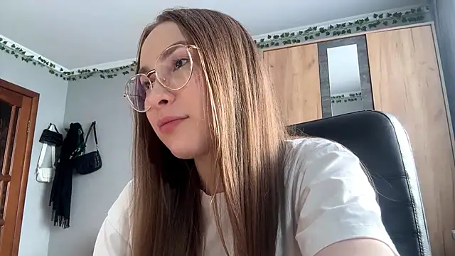 Milaissocute online show from April 25, 1:41 pm