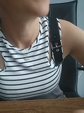 Snapshot of sara_41 chatting on June 19, 2:32 pm sara 41 online show from June 19, 2:32 pm
