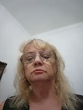 Snapshot of MatureElegantWidow chatting on June 3, 9:53 pm MatureElegantWidow online show from June 3, 9:53 pm