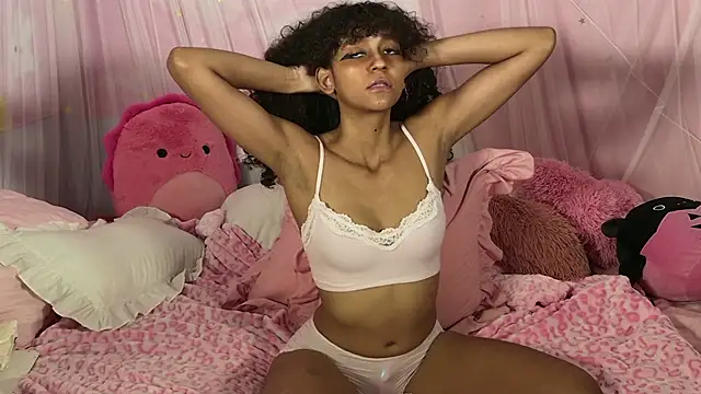 Snapshot of mia_hart chatting on August 6, 2:02 am mia hart online show from August 6, 2:02 am
