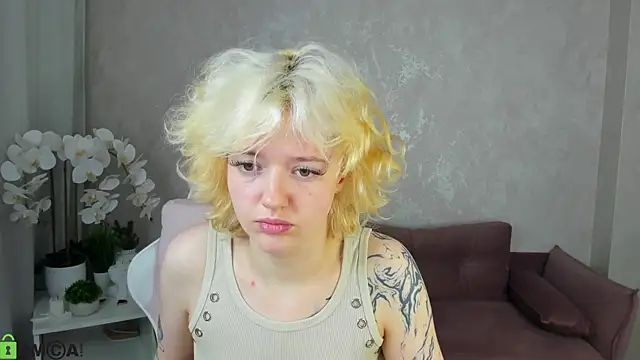 LunaaBee online show from June 8, 1:09 am
