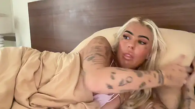 Snapshot of jesswilde_xo chatting on April 22, 12:02 am jesswilde xo online show from April 22, 12:02 am