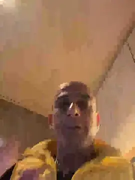 Snapshot of tubeton chatting on May 6, 9:09 pm tubeton online show from May 6, 9:09 pm