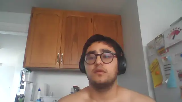 Snapshot of Lpop81020 chatting on April 4, 5:54 pm Lpop81020 online show from April 4, 5:54 pm