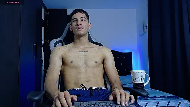 Snapshot of JakeMonroe chatting on June 17, 2:51 pm JakeMonroe online show from June 17, 2:51 pm