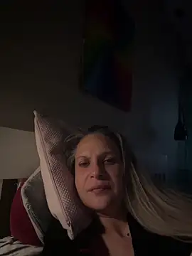 Snapshot of SweetLilTrouble chatting on April 5, 3:47 am SweetLilTrouble online show from April 5, 3:47 am