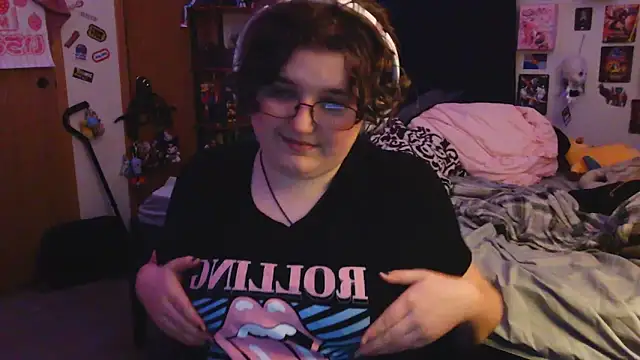 Snapshot of femcelsam chatting on April 8, 4:01 am femcelsam online show from April 8, 4:01 am