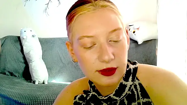 Snapshot of earn_my_lily chatting on April 17, 7:22 am earn my lily online show from April 17, 7:22 am