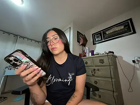 Snapshot of vampiralatina chatting on May 10, 5:12 am vampiralatina online show from May 10, 5:12 am