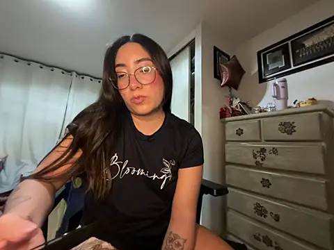Snapshot of vampiralatina chatting on May 17, 6:11 am vampiralatina online show from May 17, 6:11 am