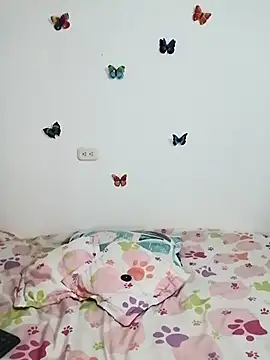 Snapshot of honey_hornie chatting on July 17, 1:23 am honey hornie online show from July 17, 1:23 am