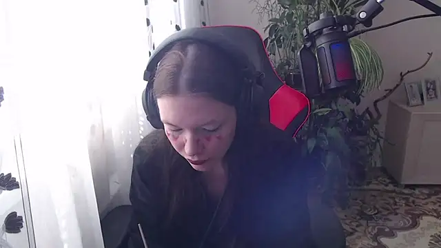 Snapshot of PunyKnee chatting on April 7, 10:05 am PunyKnee online show from April 7, 10:05 am