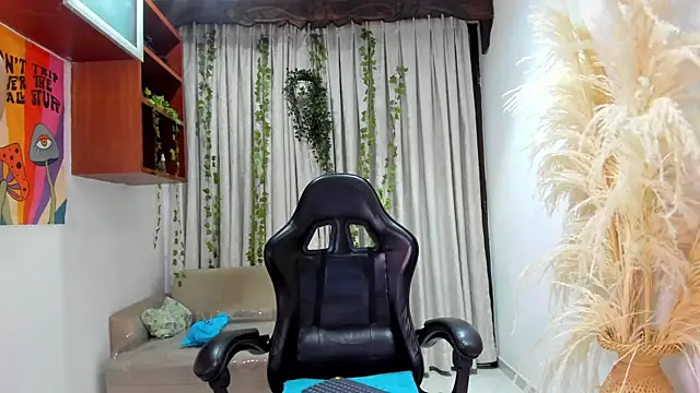 Snapshot of AngelDrake_ chatting on April 10, 4:28 am AngelDrake online show from April 10, 4:28 am