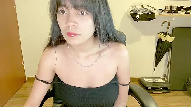Snapshot of _Oxxme chatting on June 18, 12:00 am Oxxme online show from June 18, 12:00 am