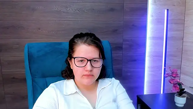 Snapshot of trynotbeingshy chatting on April 15, 8:32 am trynotbeingshy online show from April 15, 8:32 am