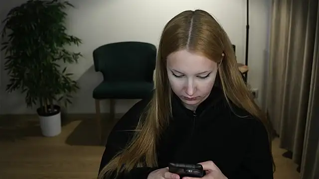 AlmedaWalmer online show from April 7, 3:23 pm