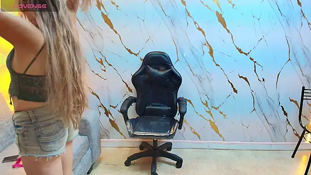 Snapshot of Summer_tf chatting on April 15, 2:02 pm Summer tf online show from April 15, 2:02 pm