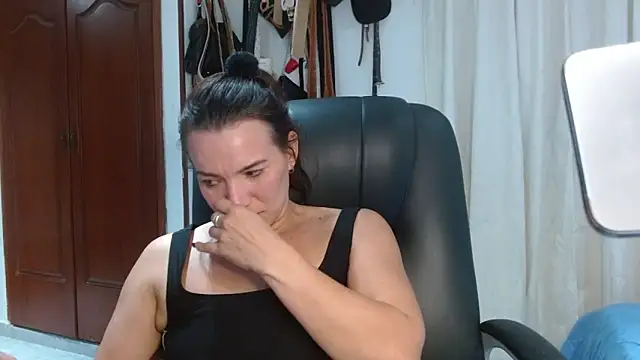 Snapshot of valery_fitt chatting on April 19, 12:33 am valery fitt online show from April 19, 12:33 am