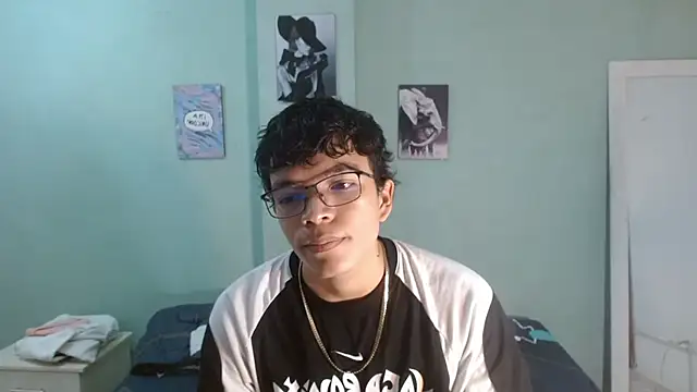 Snapshot of white_boy78 chatting on April 8, 7:25 pm white boy78 online show from April 8, 7:25 pm