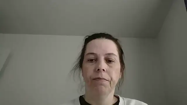 lily1982 online show from May 2, 10:48 pm