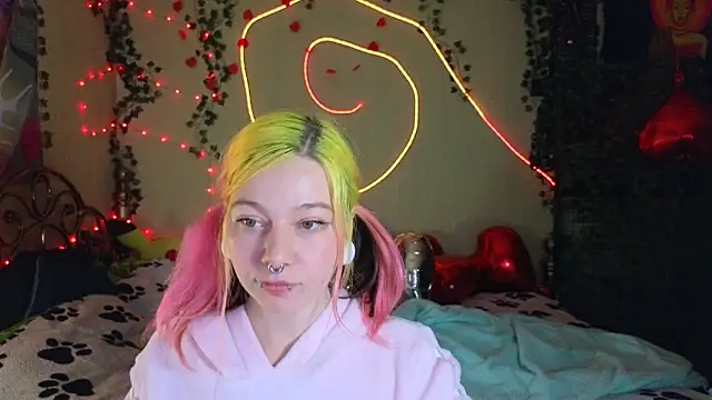 Snapshot of Sansarella chatting on February 12, 5:30 pm Sansarella online show from February 12, 5:30 pm