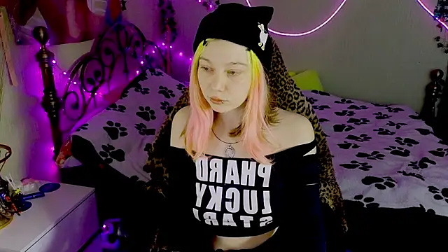 Snapshot of Sansarella chatting on March 15, 3:29 pm Sansarella online show from March 15, 3:29 pm