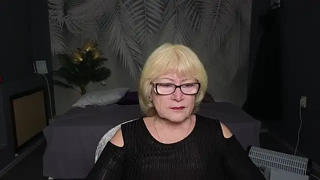 Snapshot of Zuri_Zodiac chatting on April 16, 7:20 am Zuri Zodiac online show from April 16, 7:20 am