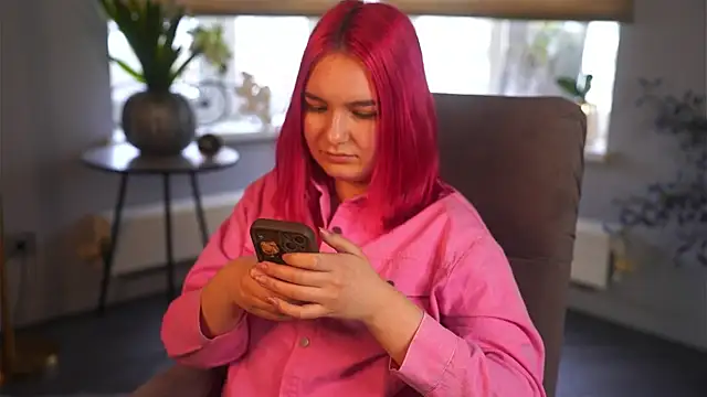 LindyMekee online show from April 9, 4:12 am