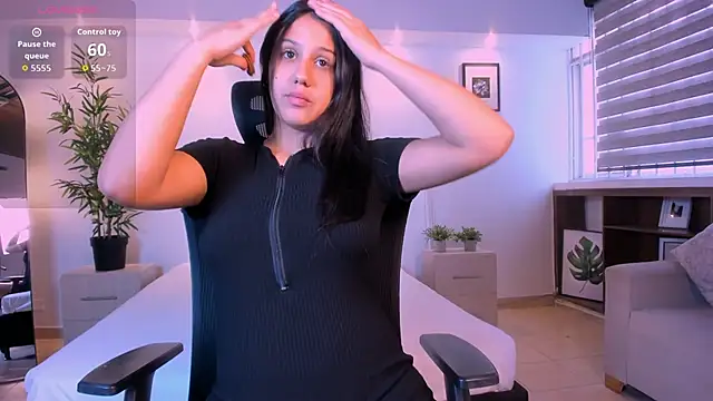 Snapshot of arianarousee chatting on May 31, 12:34 pm arianarousee online show from May 31, 12:34 pm