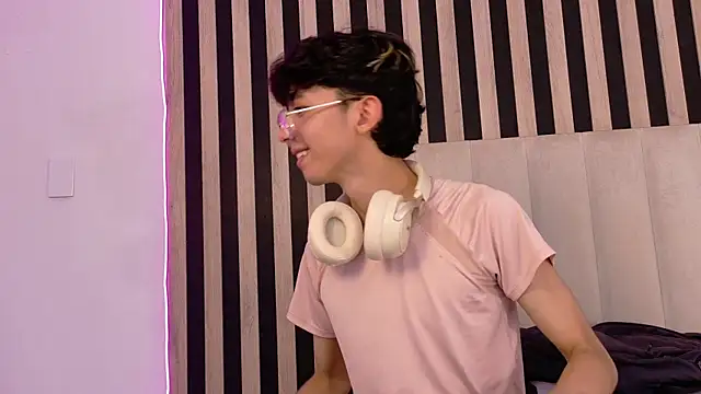 Snapshot of Twink_Sebas7 chatting on June 27, 7:19 pm Twink Sebas7 online show from June 27, 7:19 pm