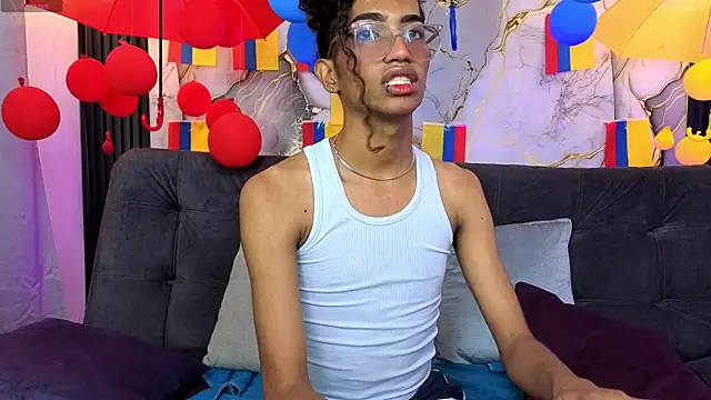 Snapshot of triiangel_latinboy chatting on July 9, 12:42 pm triiangel latinboy online show from July 9, 12:42 pm