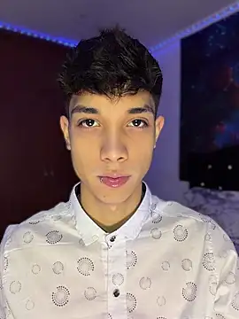 Snapshot of RoughDiamond_ chatting on April 13, 5:35 am RoughDiamond online show from April 13, 5:35 am