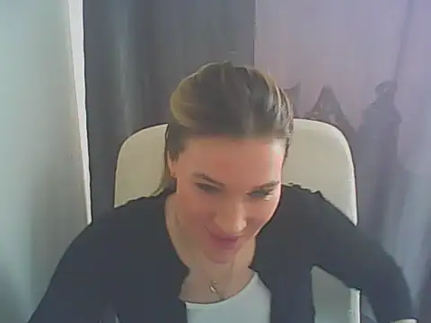 Snapshot of Helly_nanci chatting on April 10, 7:02 am Helly nanci online show from April 10, 7:02 am
