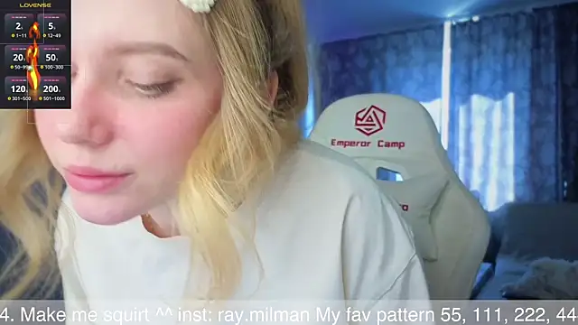 Snapshot of AliceMilr chatting on May 8, 9:25 am AliceMilr online show from May 8, 9:25 am