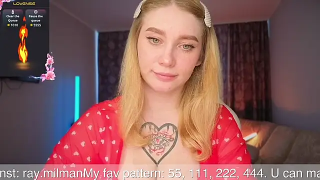 Snapshot of AliceMilr chatting on June 25, 8:30 am AliceMilr online show from June 25, 8:30 am
