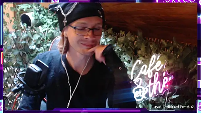 Snapshot of SkinnyAlex1312 chatting on April 14, 3:29 pm SkinnyAlex1312 online show from April 14, 3:29 pm