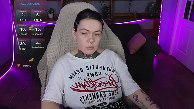 Snapshot of QwertyAnnie_Lbo chatting on April 13, 5:13 am QwertyAnnie Lbo online show from April 13, 5:13 am