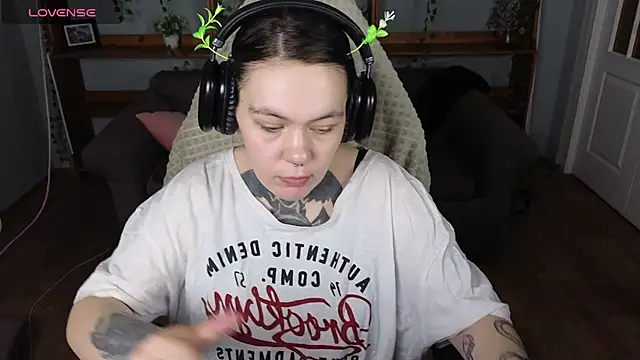 Snapshot of QwertyAnnie_Lbo chatting on April 20, 4:32 pm QwertyAnnie Lbo online show from April 20, 4:32 pm