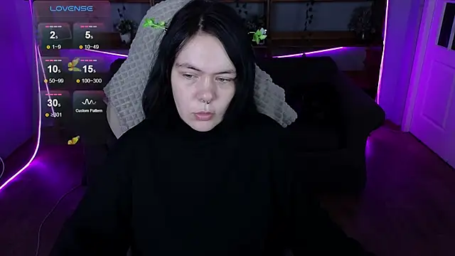 Snapshot of QwertyAnnie_Lbo chatting on April 22, 8:28 am QwertyAnnie Lbo online show from April 22, 8:28 am